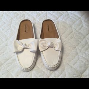 Cute pair of white bow slide